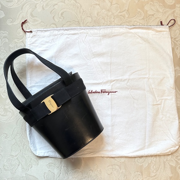 Salvatore Ferragamo black leather bucket bag - Picture 4 of 16